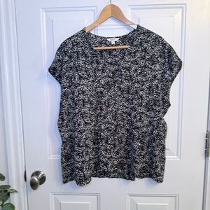Reitmans Black and White Floral Short Sleeve Tee